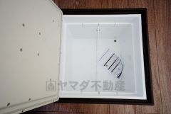 キッチンにある床下収納は居住スペースを減らさずに日用品のストックが収納可能＾＾
