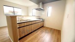 リビングにいるお子様を見守りながらお料理ができる対面キッチン。カウンタートップの汚れもサッと拭き取ることができ、お掃除ラクラク＾＾