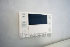 湯量・湯温の設定、そして保温までワンタッチのフルオートバス。便利な追い炊き機能付きです。