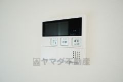 キッチン横からお湯張り、追い炊き、足し湯がボタン一つで楽々操作できる給湯機リモコンです。忙しい夕飯準備の時間帯に重宝しますね。