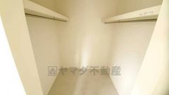 収納力豊富なウォークインクローゼット。洋服や小物などを1箇所にまとめて美しい収納を実現します。スーツケースのような大型の荷物も置けます＾＾