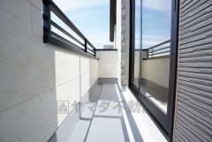 同仕様写真。陽当たりの良いバルコニーです。お洗濯やお布団干しはもちろん、日光浴スペースにも。足元は防水工事施工済です。