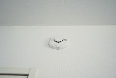 火災報知器が設置されていることで、火災の発生をいち早く感知し、就寝中や留守中でも素早く危険を知らせてくれるため、家族の安全を確保し被害を最小限に抑えられます。