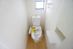 1階2階の2ヶ所にトイレがありますので、忙しい朝にも家族に気を使わず、ゆとりが生まれますね＾＾ 小窓付きで換気する時に便利です＾＾