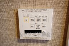 雨の日の洗濯も安心できる浴室暖房乾燥機付き浴室。リモコンで操作もボタン1つで簡単。