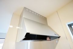 風量が弱・強と切替え可能なレンジフードが調理中の煙をしっかり吸い込みます。手元を照らすライト付きです。