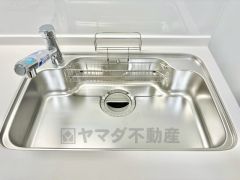 広々としたステンレスシンクには、洗剤やスポンジを収納出来るラック付き。広さも確保しているので、大きなお鍋も洗いやすいです。