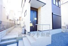 家の顔となる玄関扉がかっこいいと、たくさんの人を招き入れたくなりますね＾＾奥まって設置されており、雨にも濡れにくくなっています。