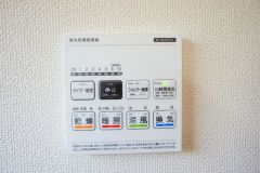 浴室暖房乾燥機付き。天候に左右されず、いつでも好きなときに洗濯物を干せるので、仕事や家事で忙しい方に重宝します。