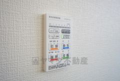 浴室暖房乾燥機付き。天候に左右されず、いつでも好きなときに洗濯物を干せるので、仕事や家事で忙しい方に重宝します。