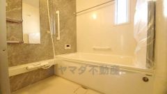 1日の疲れを癒すくつろぎのバスルーム。足を伸ばしてもゆったりと入れるサイズです。お子様と一緒にお風呂に入っても狭くないですね^^