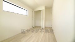 住む人のこだわりを活かす洋室。日当たりがよく、寝室としての利用もおすすめ。広めのクローゼットには荷物をすっきり片付けられ、ゆとりのある暮らしが出来ます＾＾