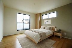 家具はイメージです。主寝室としてお使いいただけそうなこちらのお部屋は、日当たりが良く、爽やかな風を感じて起きる朝は、快適生活の始まりに。