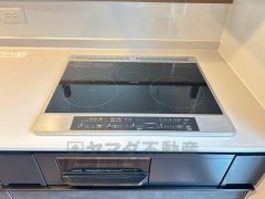汚れてもサッとふける、お手入れのしやすいIHクッキングヒーター。オール電化なので経済的。