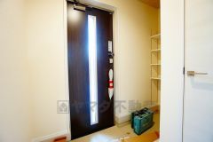 白を基調とした明るい玄関です。大容量のシューズボックスは家族全員の増えがちな靴や物をすっきり収納できます。