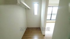 収納力豊富なウォークインクローゼット。洋服や小物などを1箇所にまとめて美しい収納を実現します。スーツケースのような大型の荷物も置けます＾＾