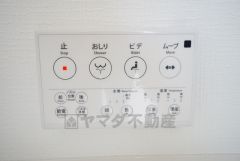 壁リモコンタイプのウォシュレット付き。すっきりした見た目で、トイレ奥の掃除もしやすいです。