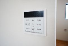 キッチン横からボタンひとつで操作が楽々。