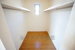 収納力豊富なウォークインクローゼット。洋服や小物などを1箇所にまとめて美しい収納を実現します。スーツケースのような大型の荷物も置けます＾＾