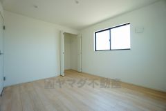 同仕様写真。暖かい日差しが差し込む洋室。たっぷり収納できるクローゼット付きでお部屋の中をすっきりと快適に保てます。