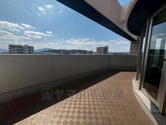 高層階ならではの眺望を楽しみながら、ゆったりとした時間を過ごせる贅沢な空間です。洗濯物干しはもちろん、ガーデニングやテーブルセットを置いてカフェのような時間を楽しむこともできます。