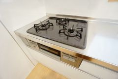 3種類の料理が同時に調理できる、3口ガスコンロ。忙しい夕食の支度時間が短縮できて効率よくお料理が楽しめます。