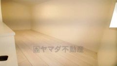 主寝室には、窓が付いた開放感のあるロフト付き。収納スペースや趣味のスペースなど多彩に使える空間です＾＾