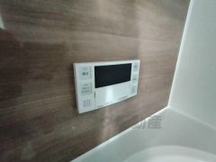 湯量・湯温の設定、そして保温までワンタッチのフルオートバス。便利な追い炊き機能付きです。