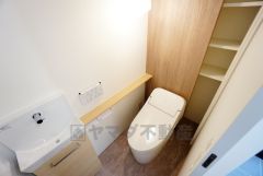 温水洗浄機付トイレです。節水機能もあるので、安心して使えますね。もちろん、1階2階の2ヶ所にトイレがあるので、忙しい朝にもゆとりができますね。