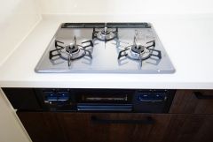 3種類の料理が同時に調理できる、3口ガスコンロ。忙しい夕食の支度時間が短縮できて効率よくお料理が楽しめます。