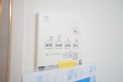 雨の日の洗濯も安心できる浴室暖房乾燥機付き浴室。リモコンで操作もボタン1つで簡単。