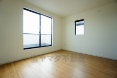 寛ぎの時間を紡ぎだす主寝室は、大型ベッドを置いても余裕の広さを確保しています。