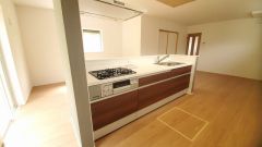 リビングやダイニングからキッチン周りが丸見えにならない対面式キッチン。テレビ鑑賞や家族との対話がしやすく、ご家族の温かい時間を演出します。