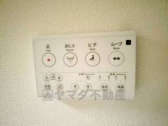 壁リモコンタイプのウォシュレット付き。すっきりした見た目で、トイレ奥の掃除もしやすいです。