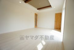 リビングは広々とした設計で、家族が集い、寛ぐ暮らしの空間を演出しています。