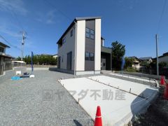 3台まで並列駐車できるので、急な来客時やお子様が成人して車を所有するようになっても安心です。