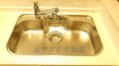 広々としたステンレスシンクには、洗剤やスポンジを収納出来るラック付き。広さも確保しているので、大きなお鍋も洗いやすいです。