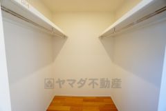 収納力豊富なウォークインクローゼット。洋服や小物などを1箇所にまとめて美しい収納を実現します。