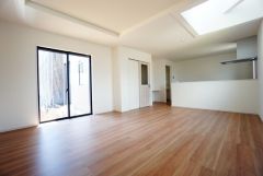 大きな掃き出し窓のあるリビングは、陽光あふれる明るい空間です。ゆったりと寛げる憩いの場となりそうです。
