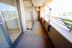 陽当たりの良いバルコニーです。お洗濯やお布団干しはもちろん、日光浴スペースにも。