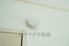 火災による煙や熱を感知して、警報音やブザー等で火災の発生を知らせてくれる火災警報器。