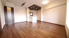 大きな窓のあるリビングは、陽光あふれる明るい空間です。居心地良く、ご家族皆がゆったり寛げる憩いの空間となりそうです。