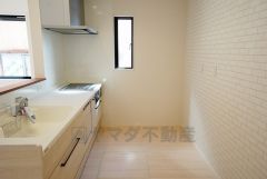 同仕様写真。対面式キッチンなのでリビングにいるご家族とコミュニケーションを取りながら洗い物や、お料理が楽しめそうですね＾＾