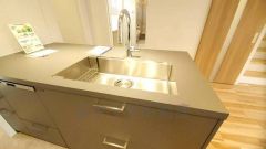 広々とした凸型シンクに洗剤ポケットを標準装備。大きなお鍋など洗いやすいです。