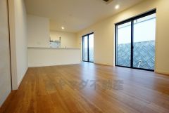 同仕様写真。家族が集まる開放的なリビング。思い思いの時間を過ごしたり食事をしたり、素敵な団らんの場になりますね＾＾