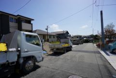 道幅が広く、車通勤の方や買い物などでの車の出し入れも楽々できて嬉しいですね。