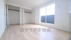 寛ぎの時間を紡ぎだす主寝室は、大型ベッドを置いても余裕の広さを確保しています。