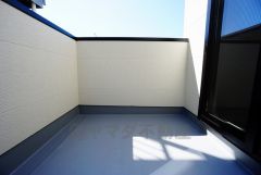 陽当たりの良いバルコニーです。お洗濯やお布団干しはもちろん、日光浴スペースにも。足元は防水工事施工済です。