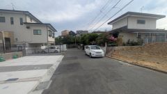 現地（2025年5月1日）撮影。前面道路は広く、車同士がすれ違うスペースが十分にあります。落ち着いた住宅地内で快適な生活を実現してみませんか＾＾