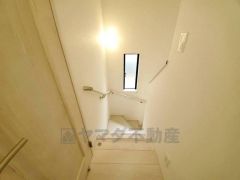 小さなお子様やご高齢の方でも安心できる、手すり付き階段。段差も低めで設定されており、安全性にも優れています。